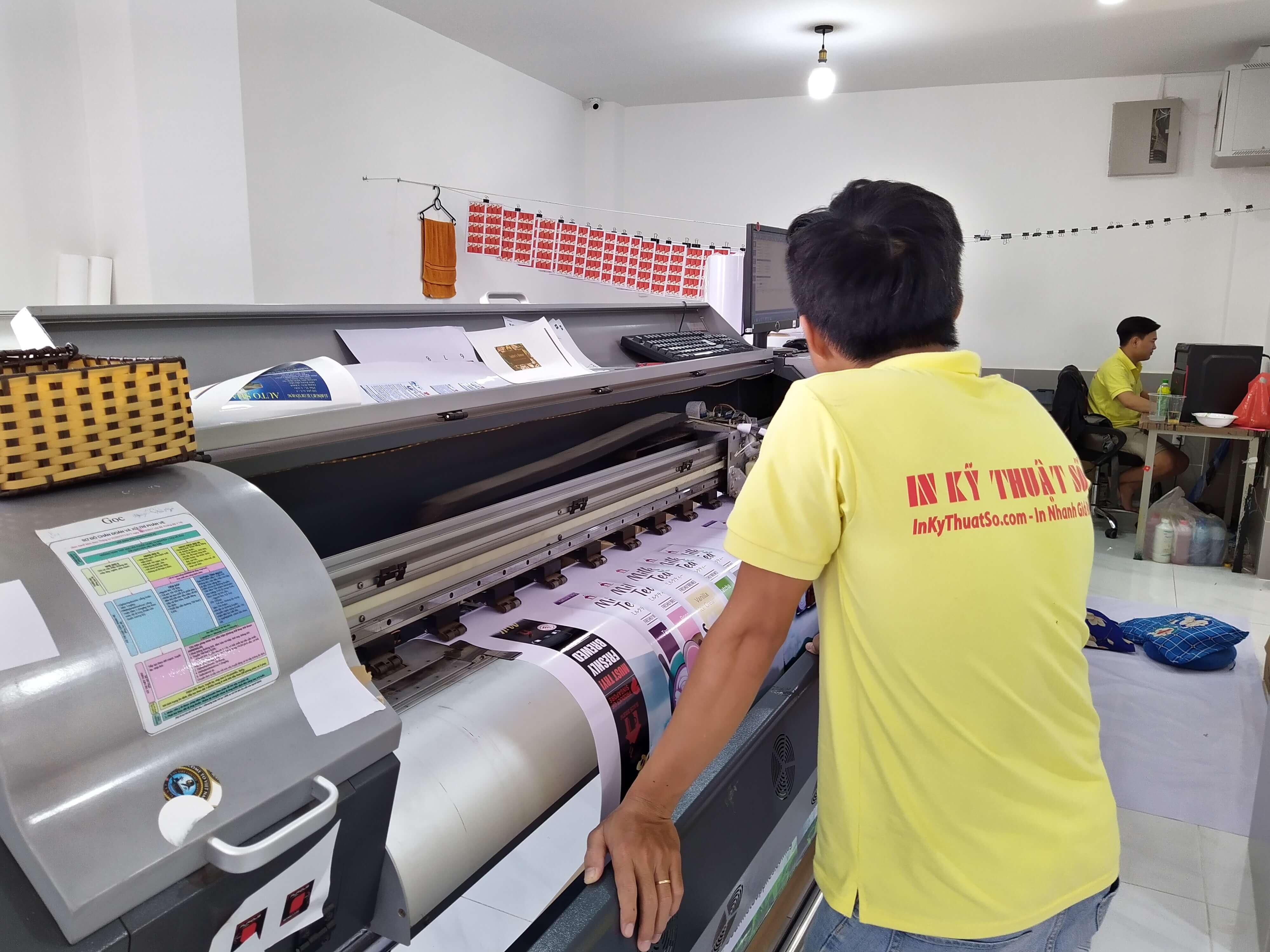 Nhân viên vận hành máy in mực nước tại xưởng